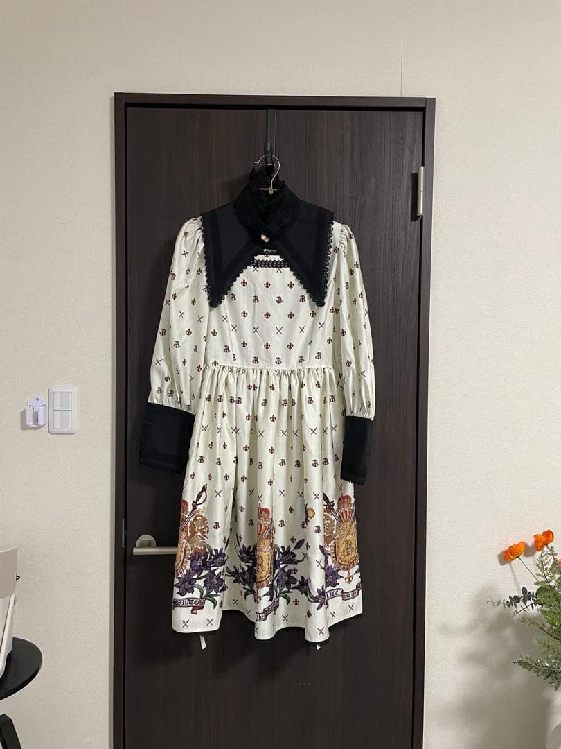 アリパイThe Knights of St.Lily柄ワンピース