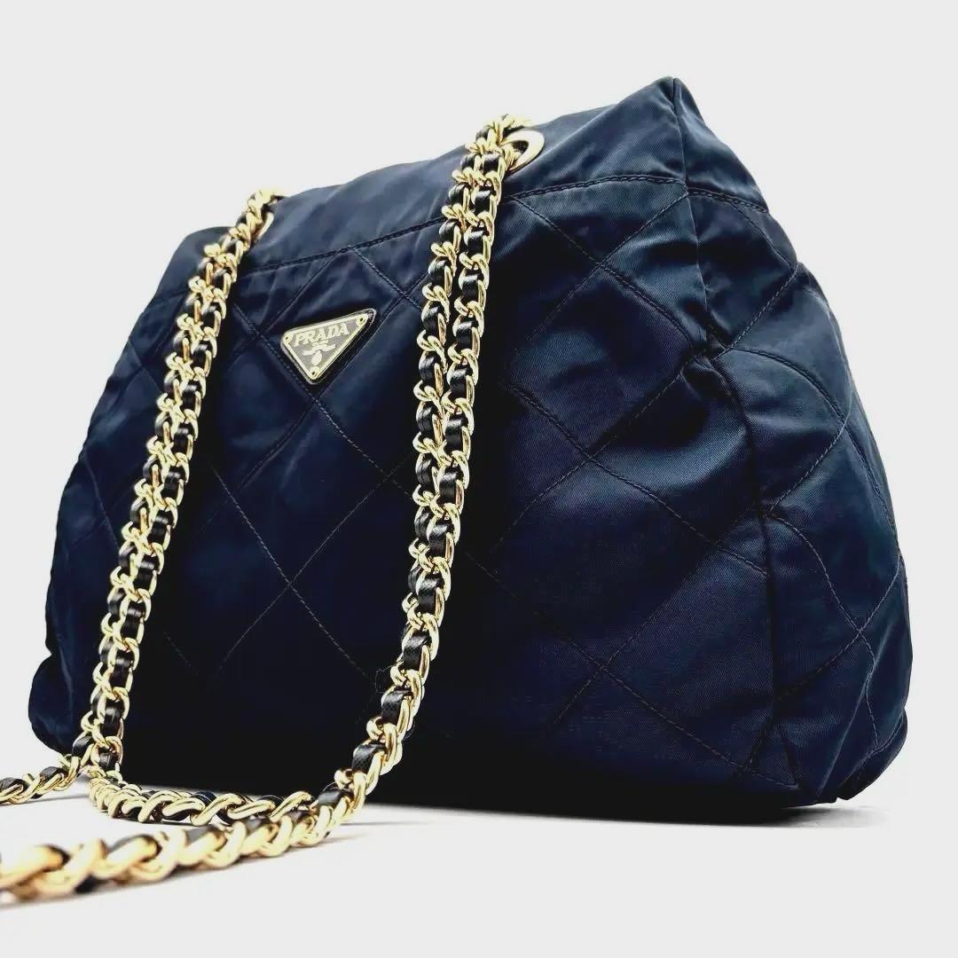 プラダ キルティング チェーン 三角ロゴトートバッグ紺ナイロンA4収納可