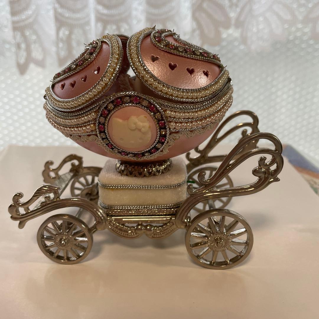 ハートの乳母車に乗ったキティちゃん