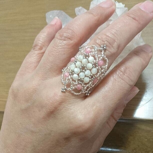 インカローズとマザーオブパールのリング