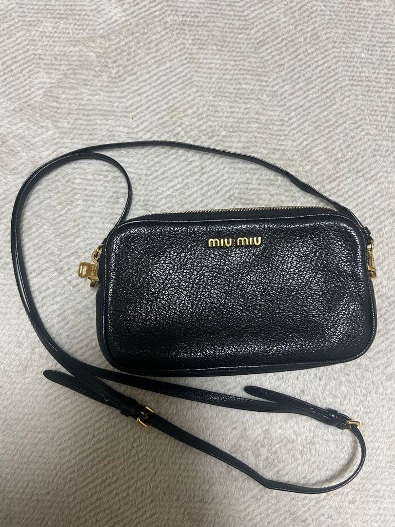miu miu 黒 レザーバッグ マドラス カメラバッグ
